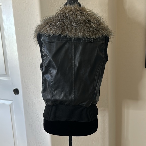 NWOT Neu Look Black Vegan Leather Bomber Vest With Faux Fur Collar Size L - Picture 7 of 13